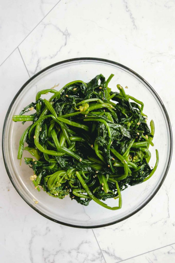 Korean Spinach Side Dish (Sigeumchi-namul) - Okonomi Kitchen
